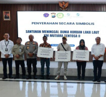 Kapolda Jawa Timur Irjen Pol. Drs. Nanang Avianto, M.Si., Dampingi Wamenhub Serahkan Santunan Korban KM Mutiara Sentosa