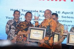Dua perwira Jatanras Polda Jatim Mendapat penghargaan dari PWI
