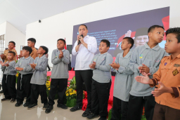 Wali Kota Eri Cahyadi Dorong Ratusan Pelajar Jadi Pemimpin Berkarakter,saat hadiri MPLS SRT 2 Surabaya.