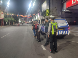 Personel Polsek Pabean Cantikan Patroli di Jalan Kembang Jepun, Antisipasi 3C, Balap Liar, dan Tawuran