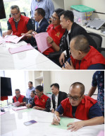 KEJARI SURABAYA MENERIMA PELIMPAHAN TERSANGKA DAN BARANG BUKTI PERKARA PUNGLI DI DINAS ESDM PROVINSI JAWA TIMUR*