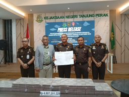 Kejaksaan Negeri Tanjung Perak Sita dan Setor Rp4,9 Miliar Aset Haram ke Kas Negara,DPO kasus Judi Online Kabur.