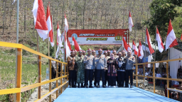 Kapolda Jatim Irjen pol Nanang Avianto Resmikan Jembatan Merah Putih Presisi di Dusun Mingging,Ponorogo 