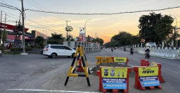 Walikota Surabaya Eri Cahyadi tegaskan evaluasi total proyek gorong gorong yang ada di Surabaya.
