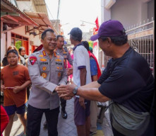 Kapolrestabes Surabaya Luthfie Sulistiawan Bagikan 150 Paket Sembako untuk Warga, Program Luthfie.Daily Berbagi