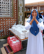 Jumat Berkah, Mas Blangkon dan Akun TikTok Azzahra Salurkan Puluhan Nasi dan Bingkisan Roti untuk Jamaah Sholat Jumat