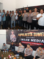 KAPOLRESTA SUMENEP MELAKSANAKAN KUNJUNGAN SILATURAHMI KE ASOSIASI MEDIA ONLINE SUMENEP (AMOS).