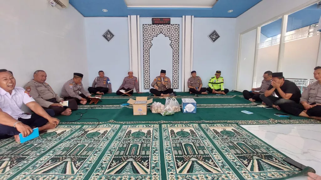 Kapolsek Pabean Cantikan Kompol Eko Adi Wibowo,Pimpin Giat Binrohtal Kamisan, Perkuat Keimanan dan Kebersamaan Personel