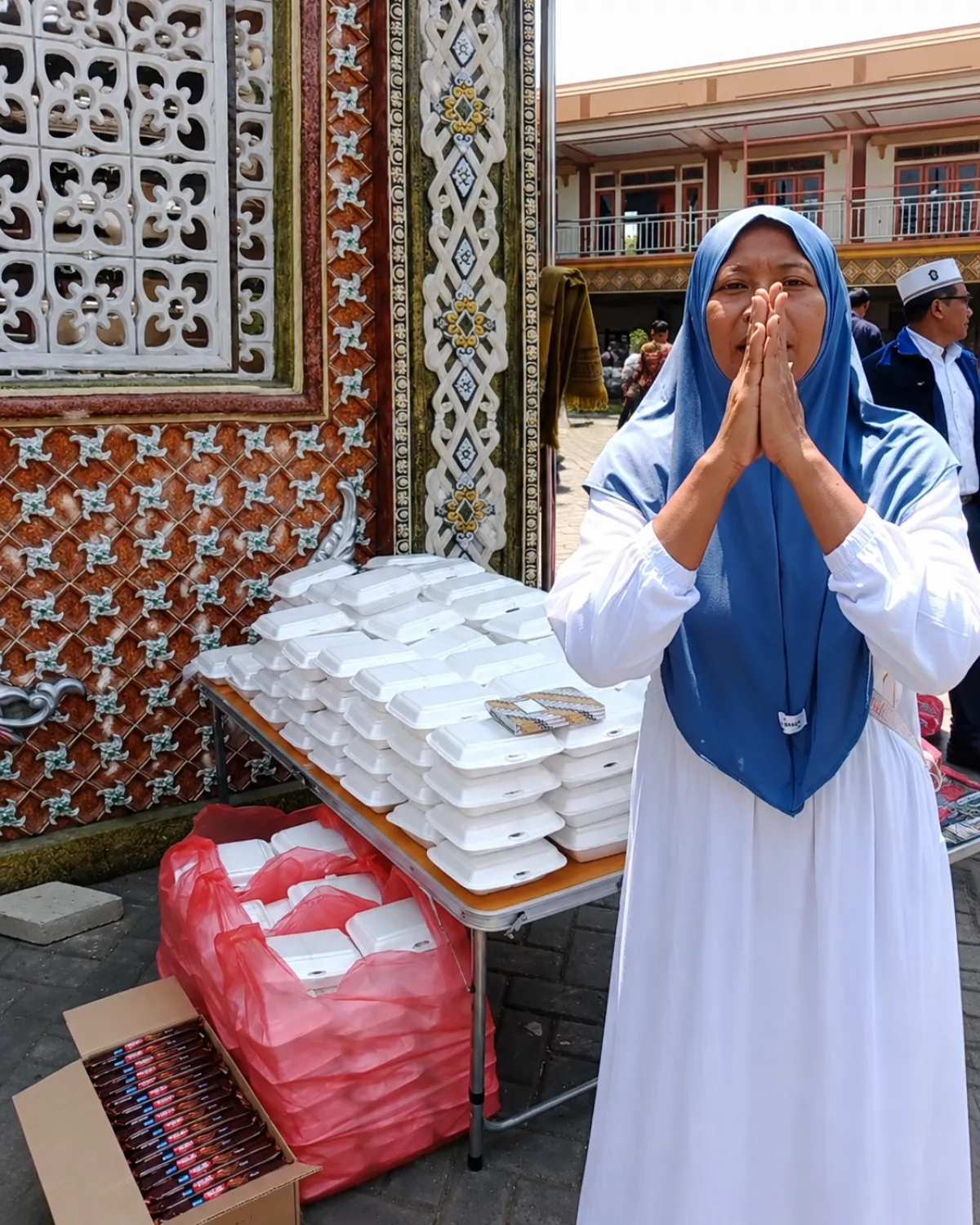 Jumat Berkah, Mas Blangkon dan Akun TikTok Azzahra Salurkan Puluhan Nasi dan Bingkisan Roti untuk Jamaah Sholat Jumat