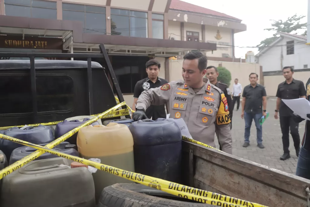 POLRES BLITAR UNGKAP PENYALAHGUNAAN BBM BERSUBSIDI, RATUSAN LITER SOLAR DAN PERTALITE DIAMANKAN