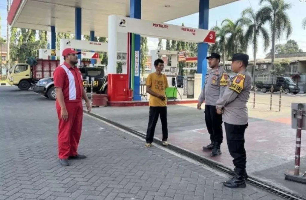 Polres Jember patroli di sejumlah SPBU pastikan tak ada penimbunan BBM.