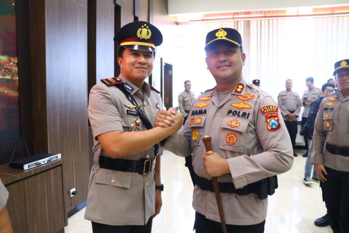 Kapolres Gresik Pimpin Sertijab PJU dan Kapolsek, 14 Personel Bergeser  