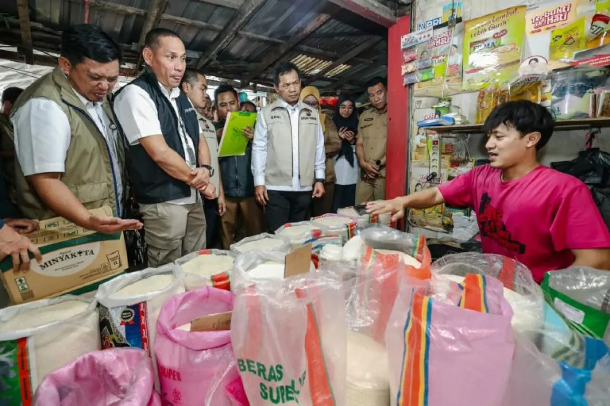 Satgas Pangan Polda Jatim Sidak Pasar Pucang, Usut Beras Premium di Atas HET.