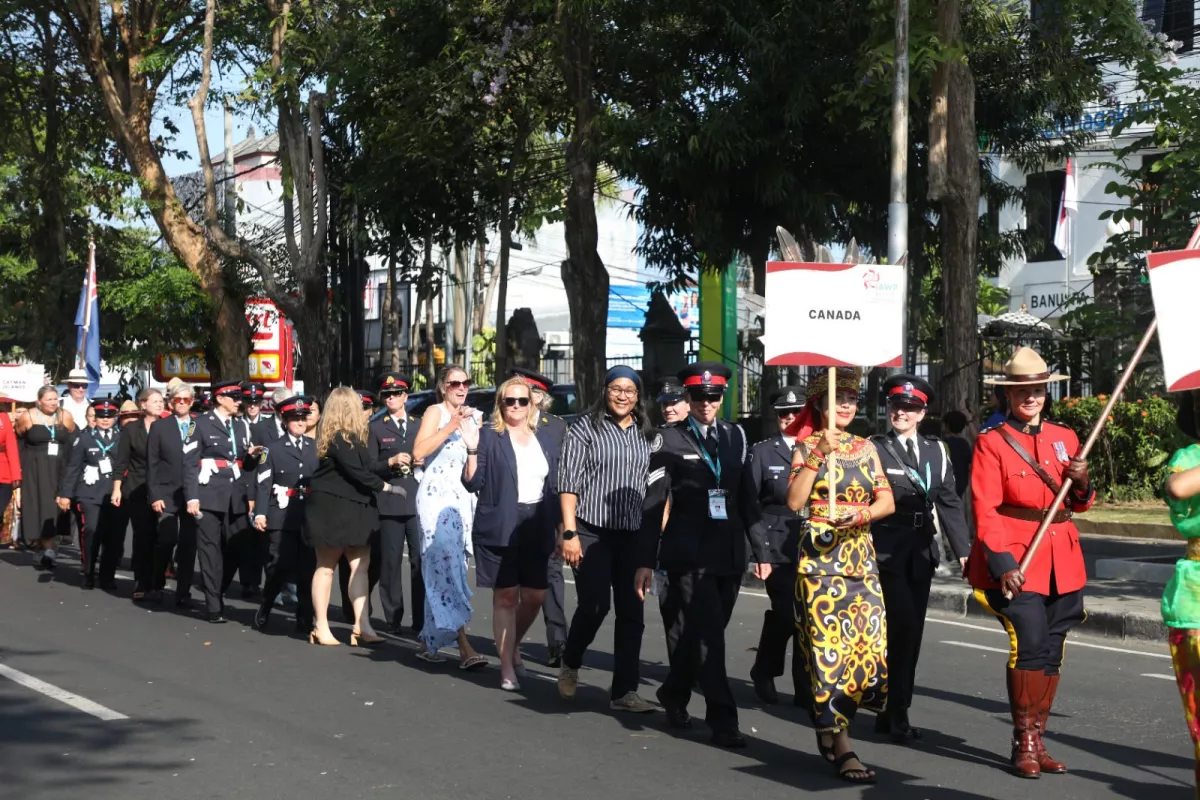 Parade 450 Polwan dari 43 Negara Meriahkan IAWP 2026 di Bali.