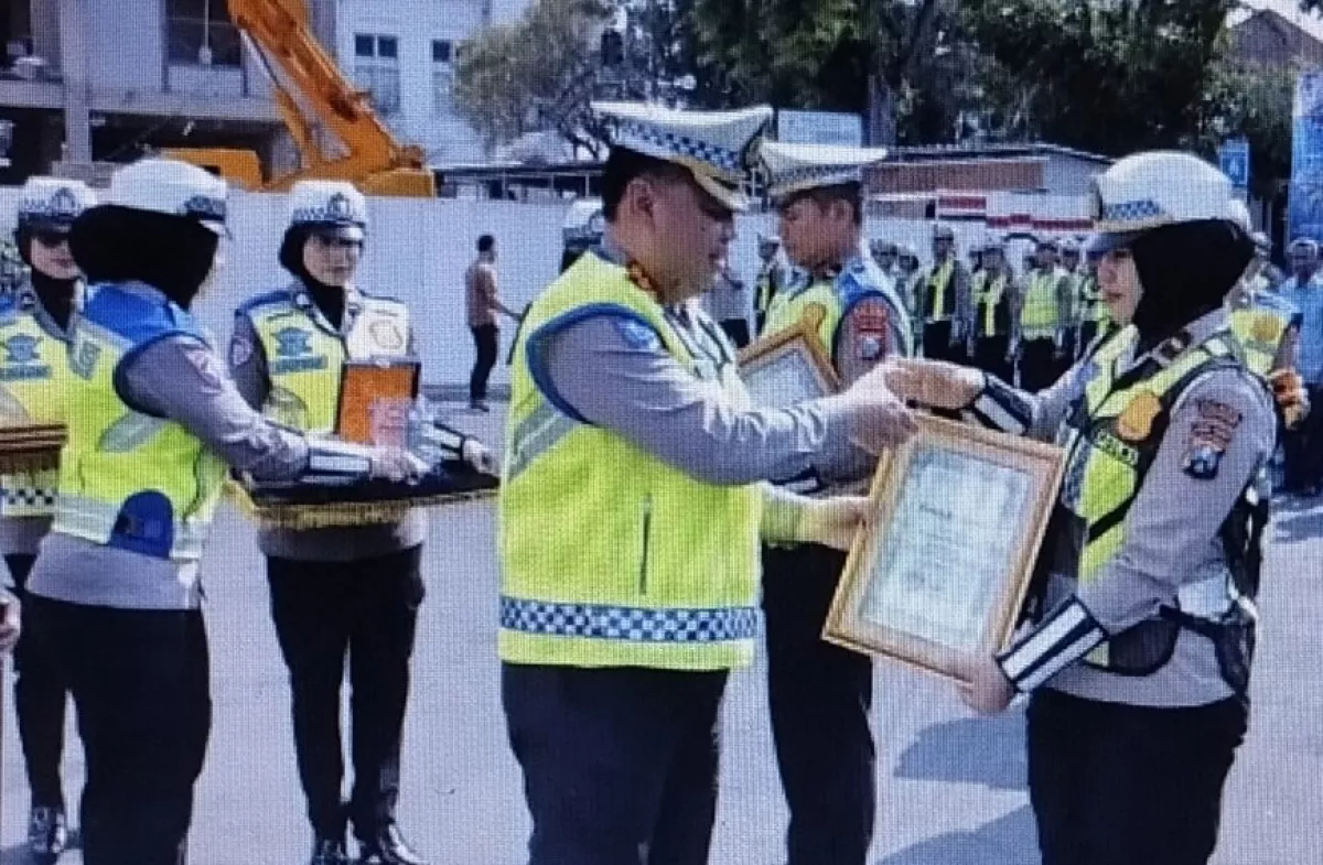Dirlantas Polda Jatim Serahkan Penghargaan Kepada Anggota Satlantas Polresta Banyuwangi