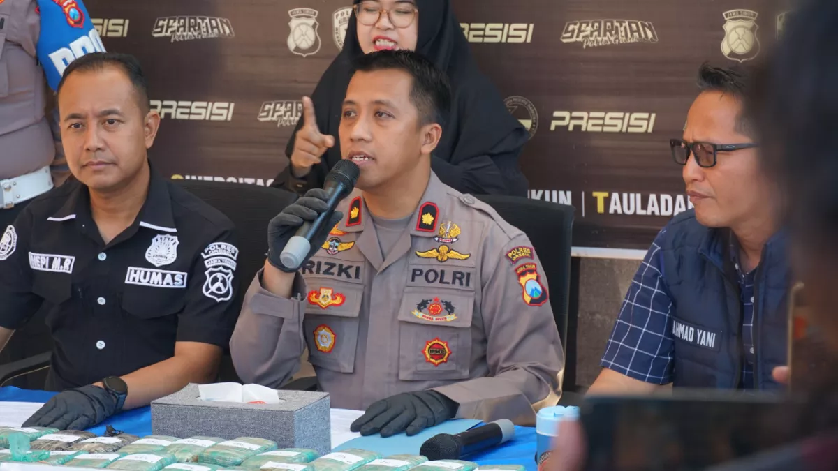 Satresnarkoba Polres Gresik Bongkar Paket Vespa Berisi 10,8 Kg Ganja di Ekspedisi Gresik