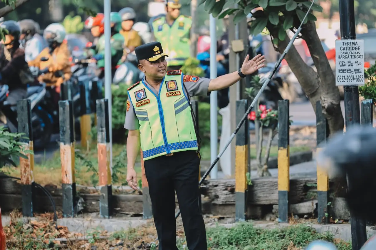 Kapolda Jatim Irjen Pol Dekananto Eko Purwono Turun Langsung Pantau Pelayanan Lalu Lintas di Surabaya